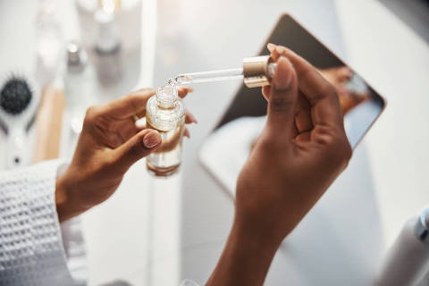 Close up of Afro American young woman holding skincare facial essential oil - (Photo: Svitlana/stock.adobe.com)