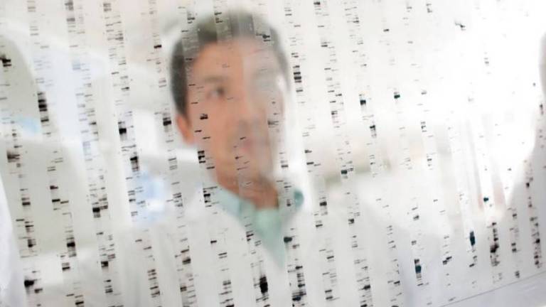Imagem embaçada de um cientista com impressões de DNA sobre ele