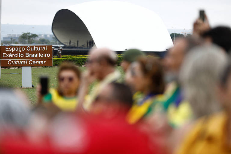 Apoiadores de Jair Bolsonaro com bandeiras do Brasil durante protesto contra a eleição de Luiz Inácio Lula da Silva no setor militar de Brasília 