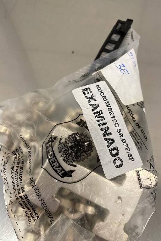 Também há acessórios de ouro branco, além de correntes e uma fivela em forma de "H", que pesam 1.462 gramas; este lote tem lance mínimo de R$ 80 mil