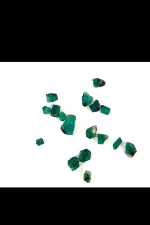 Cristais brutos de berilo, minério mais conhecido como esmeralda, estão disponíveis no lote 2, junto com correntes e um pingente de ouro, rubelita, apatita e turmalina, a partir de R$ 110 mil