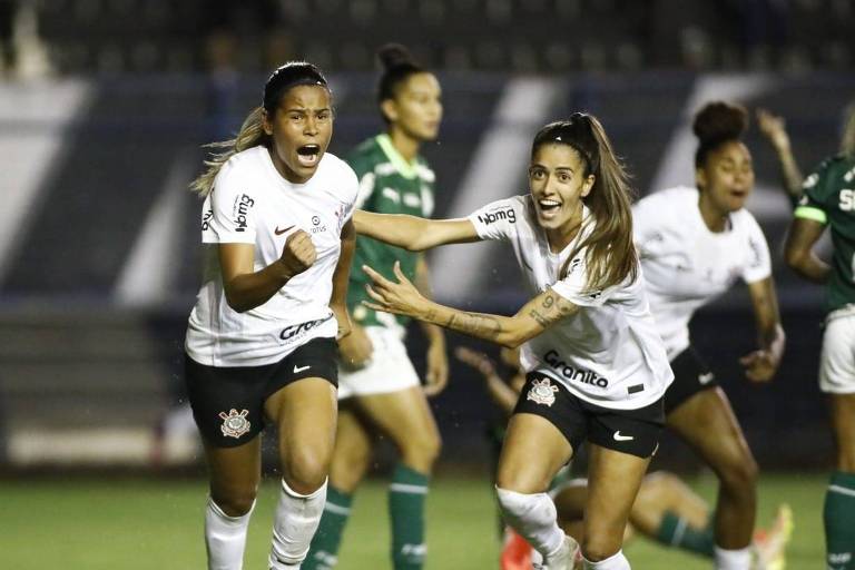 Victória Albuquerque (à esq.) comemora o gol que abriu o placar no Dérbi pelo Brasileiro Feminino