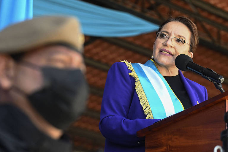A presidente de Honduras, Xiomara Castro, discursa durante evento das Forças Armadas na capital Tegucigalpa