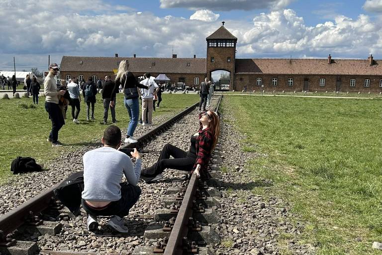 Auschwitz pede respeito à memória do Holocausto após fotos 'descoladas' de turistas