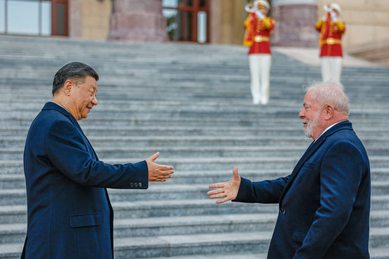 O presidente Luiz Inácio Lula da Silva (PT) e o mandatário chinês, Xi Jinping, se cumprimentam em cerimônia de boas-vindas ao brasileiro, em Pequim