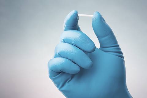 Implante hormonal ou chip de beleza é uma aplicação subcutânea nas mãos do médico.. Hormonal implant or beauty chip is a subcutaneous application in doctor's hands.