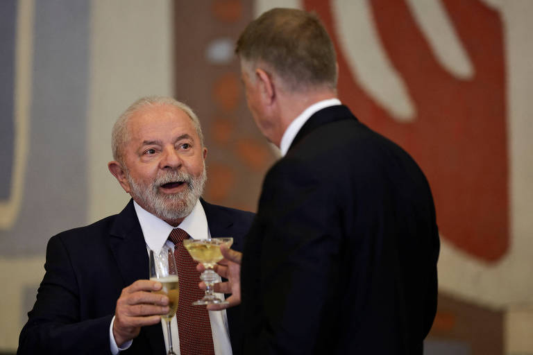 Lula durante encontro com o presidente da Romênia, Klaus Iohannis, em Brasília