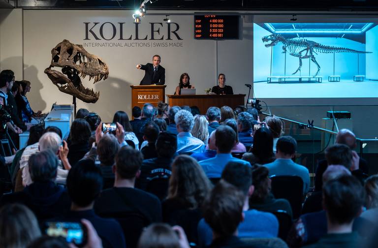 A sala onde foi realizado o leilão do esqueleto de Tyrannosaurus Rex, na casa Koller, em Zurique (SUI), ficou lotada, mas houve poucos lances e o artigo foi arrematado por 4,8 milhões de francos suíços (cerca de R$ 26,5 milhões)