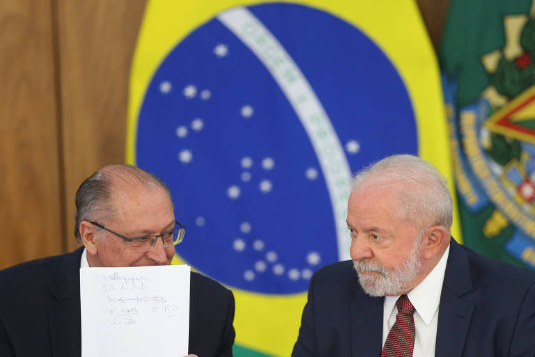 Lula e Alckmin se entreolham
