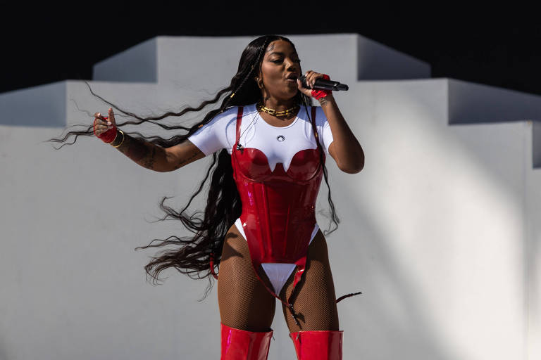 A cantora Ludmilla se apresenta no palco Budweiser durante o segundo dia da 10ª edição do Lollapalooza realizado no Autódromo de Interlagos, zona sul da cidade; cantora também toca no The Town
