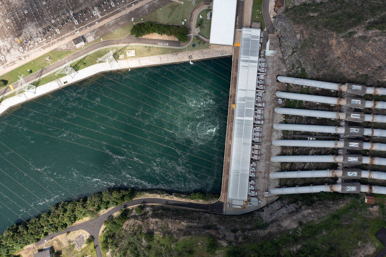 Vista aérea da hidrelétrica de Furnas, na cidade de Furnas, sul de Minas Gerais