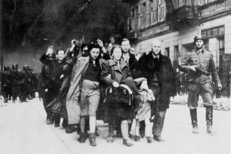 Imagem de fotógrafo alemão não identificado mostra destruição do Gueto de Varsóvia, em 1943