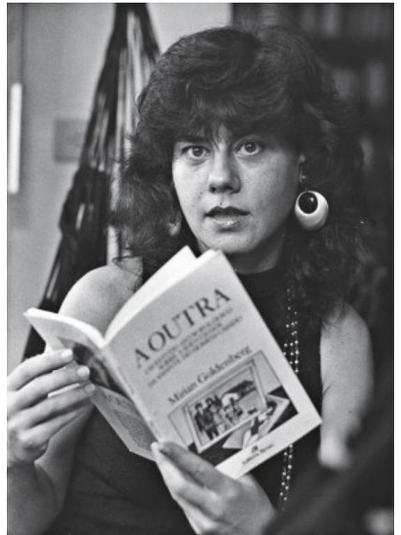 Mirian Goldenberg em 1990 com seu livro "A Outra"
