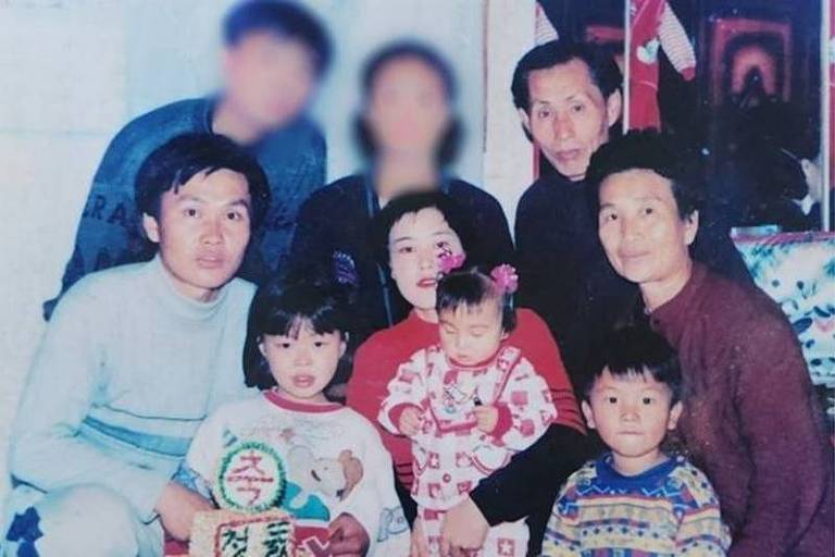 família asiática em foto aparentemente antiga