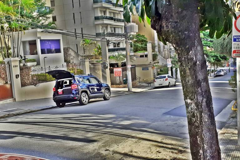 Em foto colorida, um carro azul vende pamonhas utilizando sistema de som pelas ruas de São Paulo 