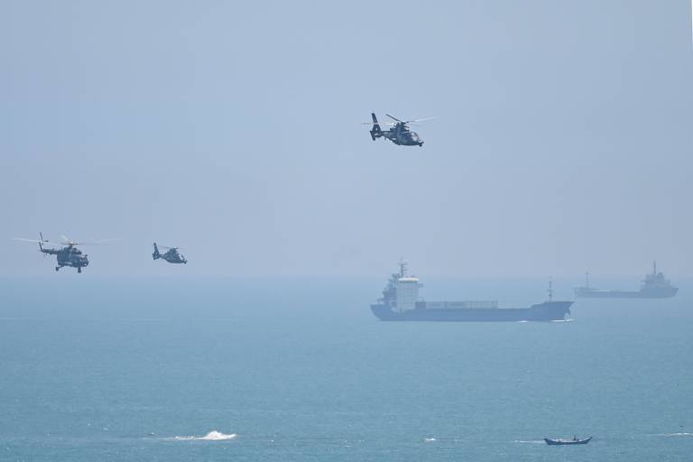 Helicópteros militares da China sobrevoam a ilha de Pingtan, na província de Fujian, um dos pontos da China continental mais próximos de Taiwan, antes de exercícios militares que sucederam viagem de Nancy Pelosi à ilha