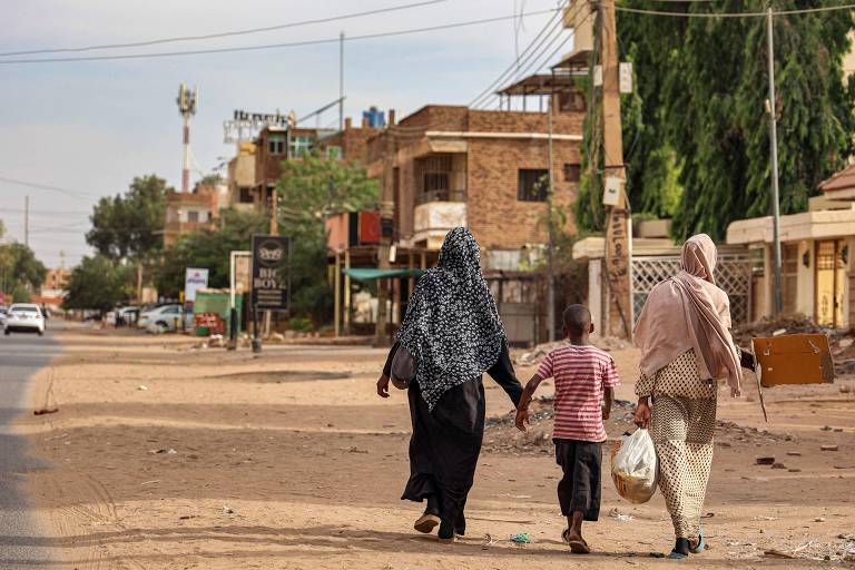 Milhares de pessoas fogem da capital do Sudão no 5º dia de conflito