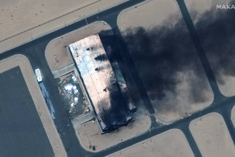 Imagem de satélite mostra prédio em chamas na Base Aérea de Merowe, no Sudão