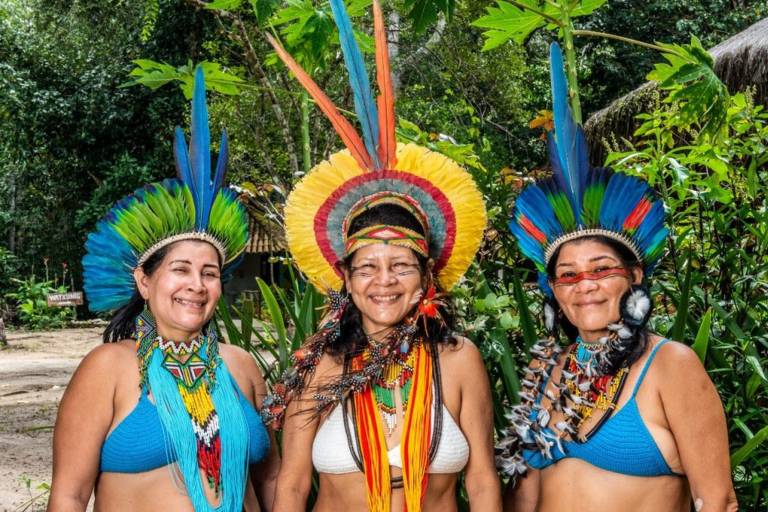 foto de três mulheres indígenas