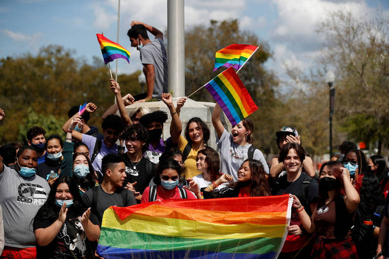 Alunos da Escola Secundária Hillsborough protestam contra lei que proibiu debates sobre orientação sexual e identidade de gênero em colégios em Tampa, na Flórida