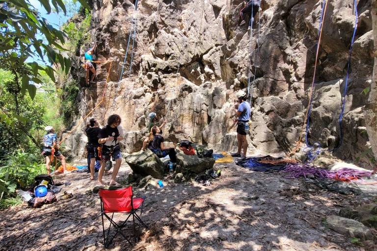 Jovens têm noções básicas de escalada na Pedra do Francês, no Morumbi, antes da interdição para a prática