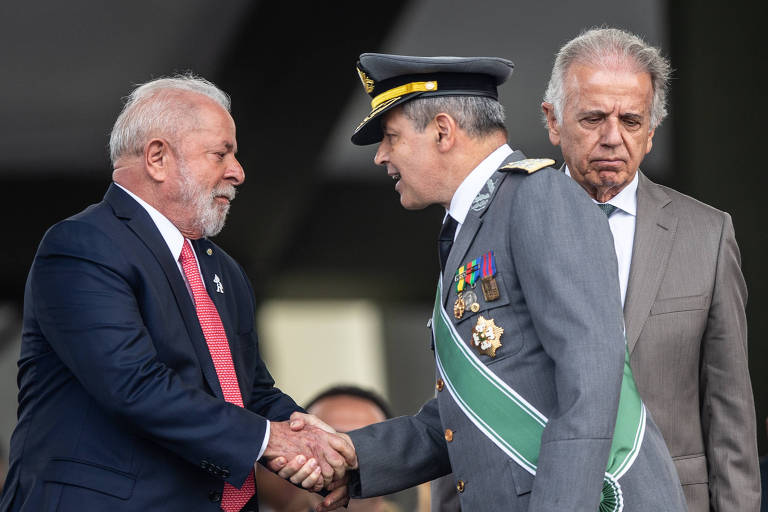 Ministro da Defesa pede a Lula aumento de salário de militares após crise de desconfiança