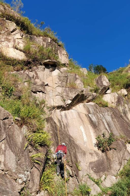 Membros do Clube Alpino Brasileiro dão os toques finais nas vias que receberão o projeto social de escalada na pedreira do Jaraguá, em São Paulo