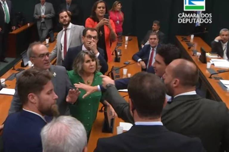 Eduardo Bolsonaro parte para cima de deputado, e bolsonaristas cobram PF sobre apuração de facada