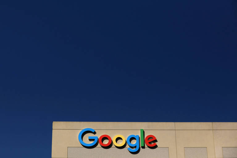 Logo do Google no topo de uma sede do escritório de Irvine, California, Estados Unidos