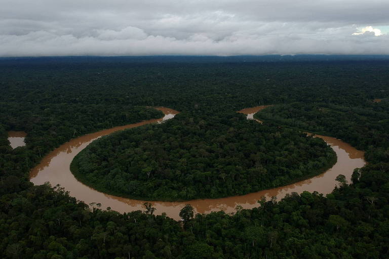 Vista aérea de curva do rio Itacoaí, na terra indígena Vale do Javari, perto da fronteira com o Peru, mostra o rio barrento cercado pela mata fechada