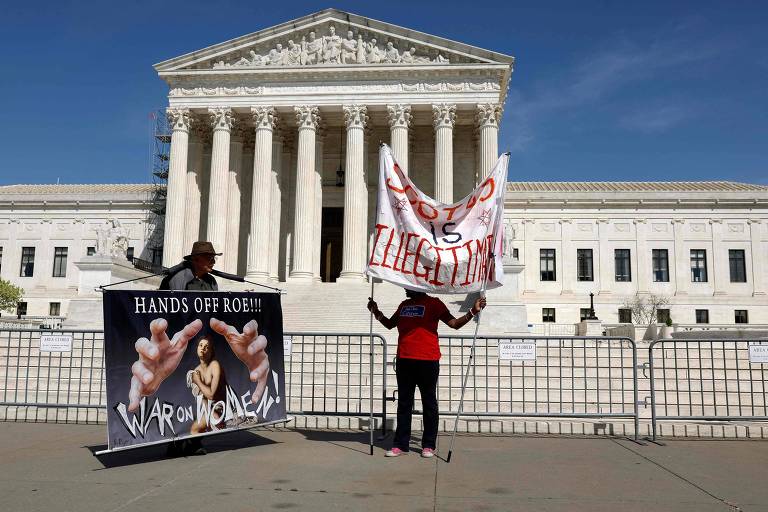 Ativistas a favor do direito ao aborto se manifestam em frente à Suprema Corte dos EUA, em Washington