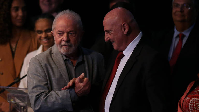 O então presidente eleito Luiz Inácio Lula da Silva (PT) e o general Gonçalves Dias, em dezembro passado, no CCBB