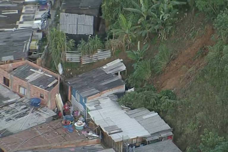 Casa é atingida por deslizamento de terra em Santo André, no ABC