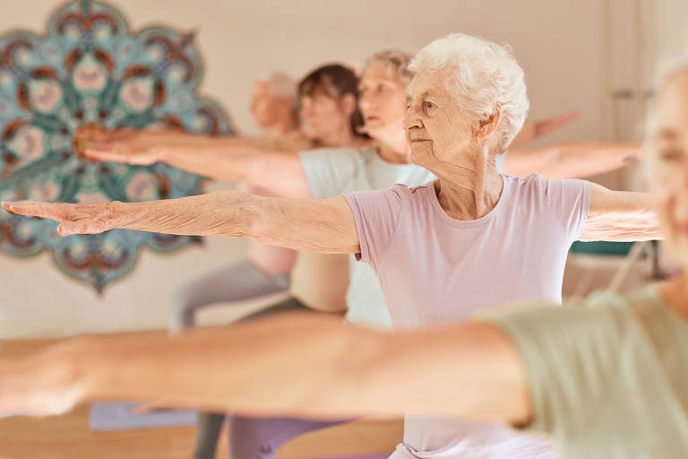 Yoga fitness, classe e mulheres idosas treinando para idosos bem-estar, saúde e autocuidado de aposentadoria no estúdio de pilates. Cuidados de saúde, treino corporal e grupo calmo de pessoas se exercitam para um estilo de vida saudável