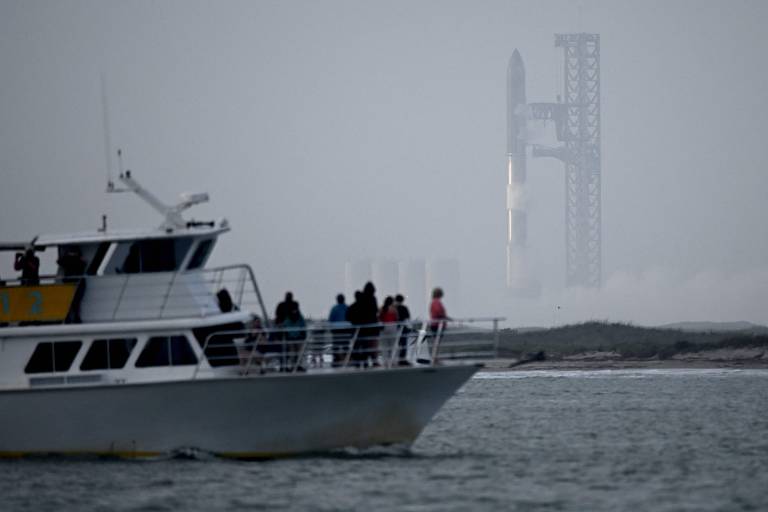 SpaceX lança e explode Starship, maior foguete da história
