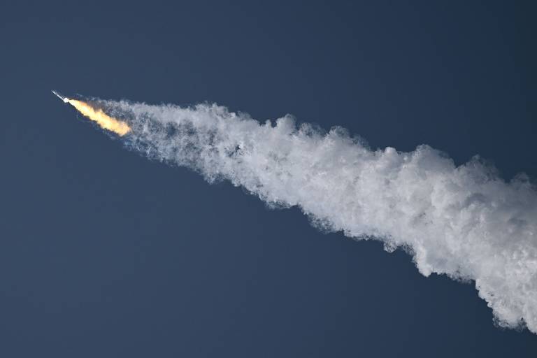 Starship, foguete da SpaceX, já em voo durante teste nesta quinta (20). Momentos depois, foguete foi explodido