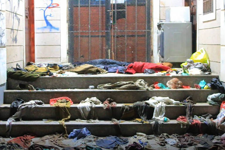 Roupas das vítimas em escadaria da escola onde tumulto ocorreu na capital Sanaa 