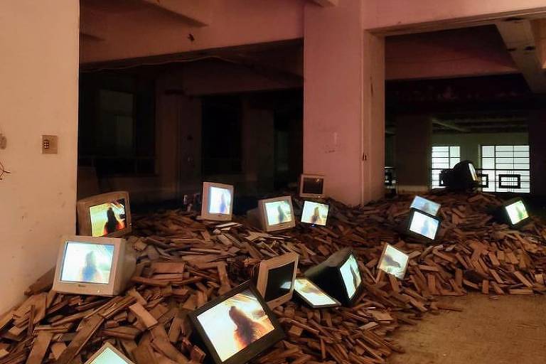 Instalação artística da exposição Irrealidades Invisíveis, um dos projetos de ocupação do edifício Basílio 177, no centro de São Paulo