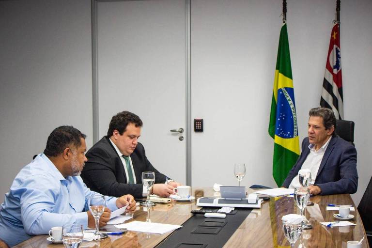 João Paulo Rodrigues, do MST (à esq.), durante reunião com o ministro da Fazenda, Fernando Haddad (à dir.), e o chefe de gabinete do ministério, Laio Morais