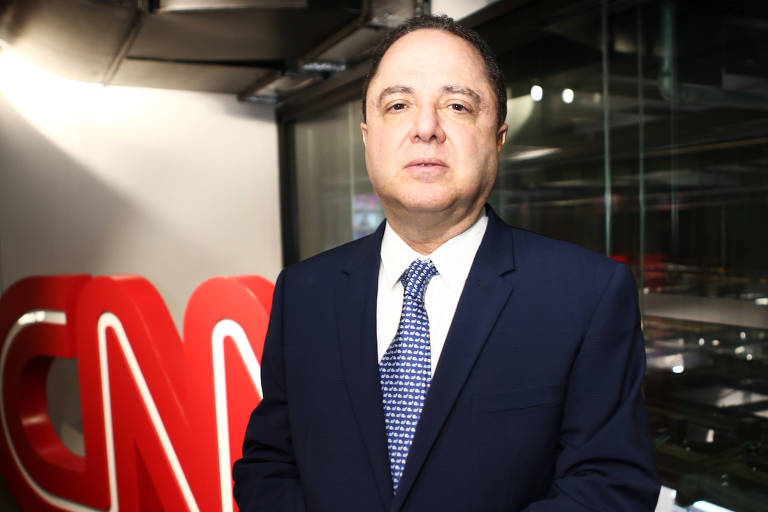 O médico cardiologista Dr Roberto Kalil no lançamento do novo formato de seu programa 'Sinais Vitais' na CNN Brasil