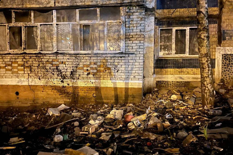 Apartamentos danificados na cidade de Belgorodo, na Rússia