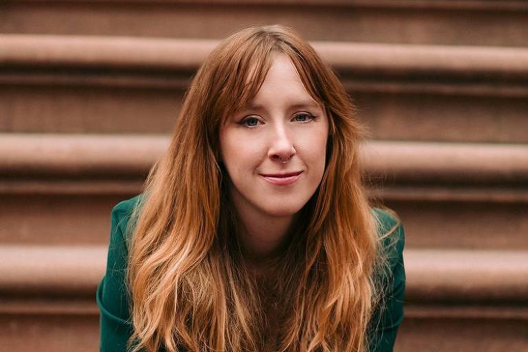 A jornalista Kelsey McKinney, criadora do podcast 'Normal Gossip'