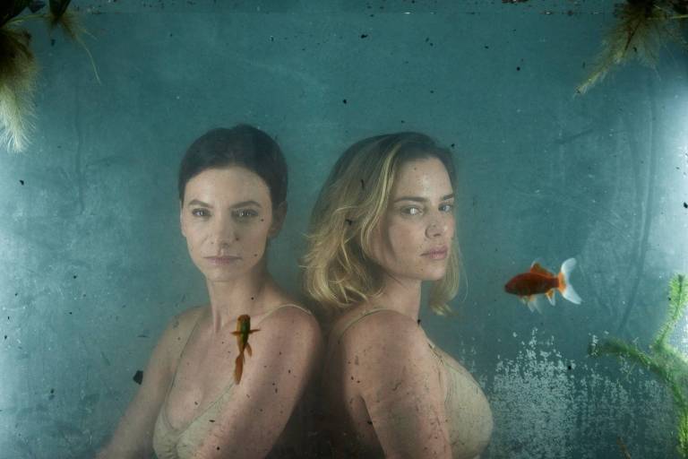 As atrizes Carolina Mânica e Natallia Rodrigues estrelam a peça Aquário com Peixes
