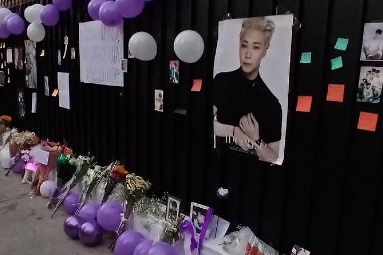 Fãs deixam cartazes com recados e balões na rua para a estrela do k-pop Moonbin