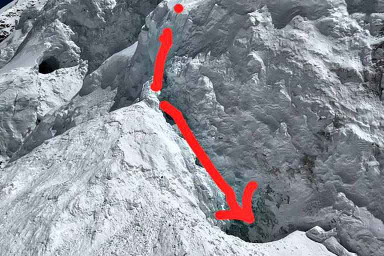 Registro do brasileiro Moeses Fiamoncini, na montanha Anapurna, no Himalaia, sinalizando a fenda em que o indiano Anurag Maloo caiu