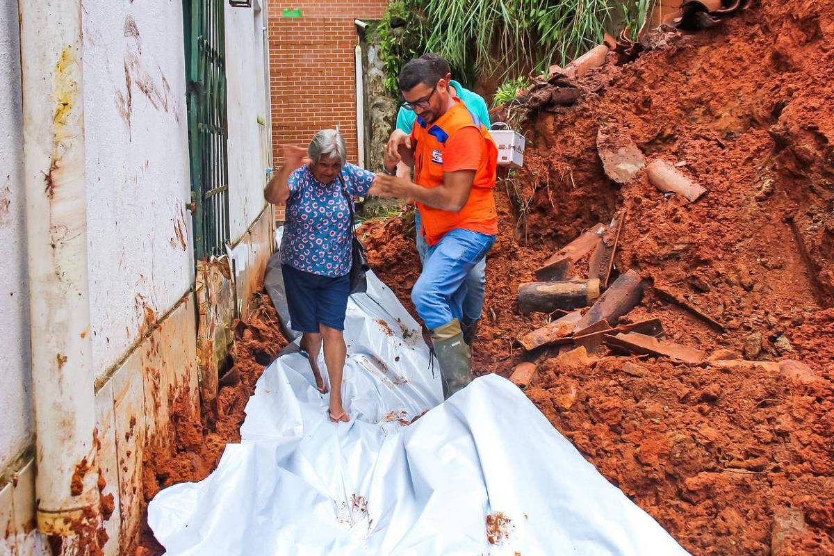 Temporal Alaga Ruas E Causa Deslizamentos No Sul Da Bahia - 21/04/2023 ...