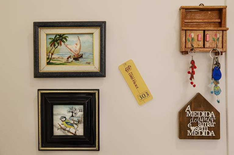 Na parede de casa, Adriana mantém como decoração um chaveiro do antigo Lord Palace Hotel, que funcionou até 2004 no edifício que ela ocupou e hoje reside formalmente.