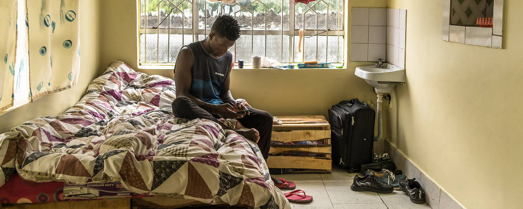 Mbajjwe Nimiro Wilson, 24, um homem gay de Uganda, em um abrigo no Quênia