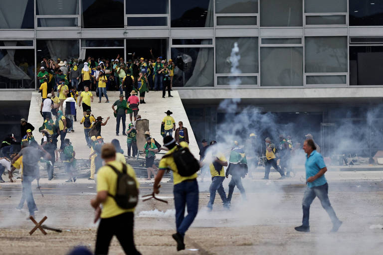 Manifestantes bolsonaristas invadem Palácio do Planalto e depredam estruturas 