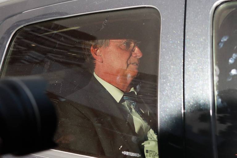 Ex-presidente Jair Bolsonaro (PL) depois de prestar depoimento à Polícia Federal em Brasília